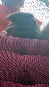Cameră cu vedere în sus, de la podea, vezi capul de 10 în mare albă Veiny