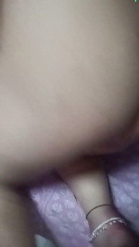 젖탱이와 핑거링 보지를 보여주는 마누라