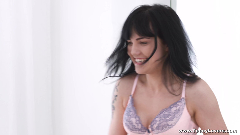 Teeny Lovers: Polštářová boj a sexy šukání