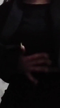 Přišel jsem z vysoké školy, svlékám se pro tebe a tančím striptýz, podívej se na mě