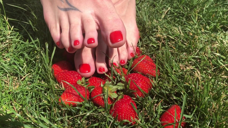 Euro Models: Pies aplastando fresas de cerca