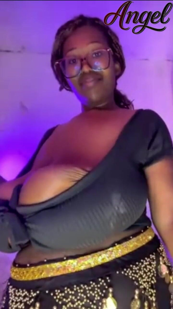 Angel Big B: Танцы, Хвастовство И Демонстрация Своего Превосходства Перед Лицом