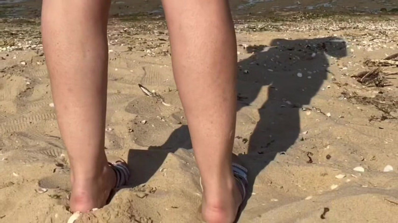 PussyGalorious: Bugil di pantai umum