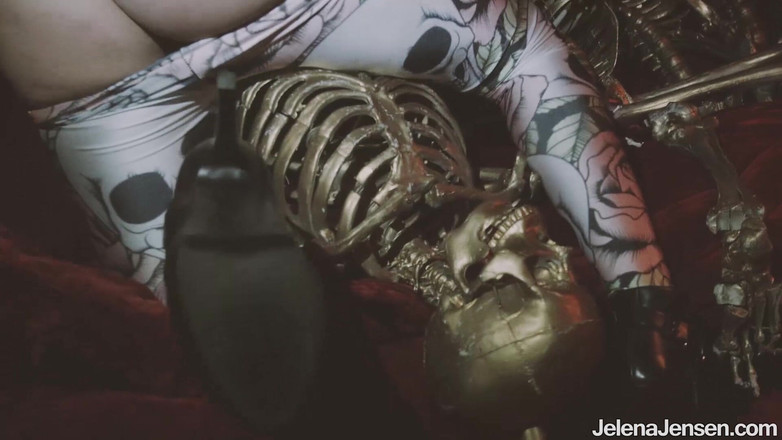 Jelena Jensen: Jelena Jensen Skeletons