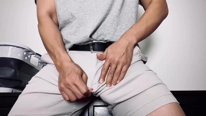UnderXiaoQiang: Amarre meu pau e bolas, coloque meus shorts apertados e...