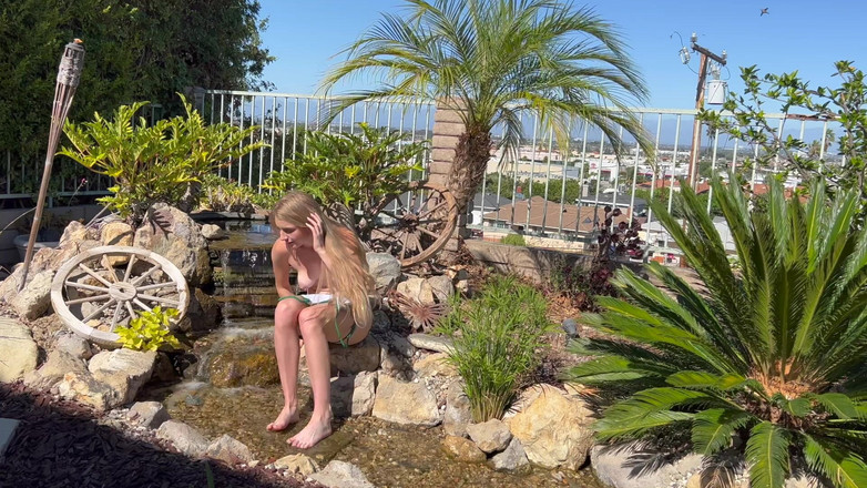 Erotic Art: Larena posa nuda al sole