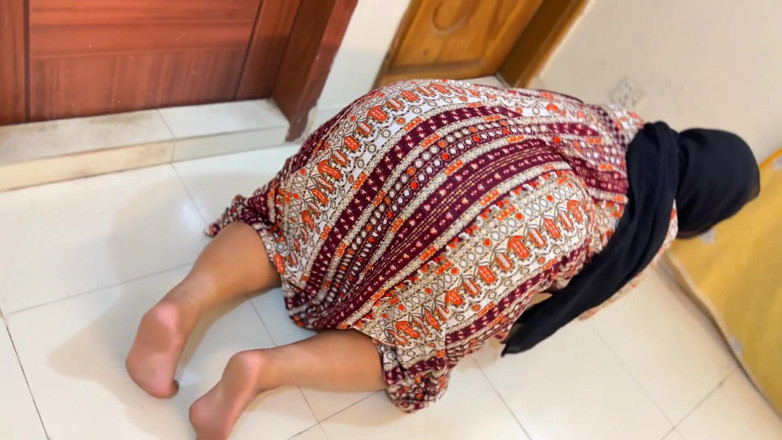 Aria Mia: Bella matrigna formosa musulmana formosa dell'egitto bloccata sotto il letto...