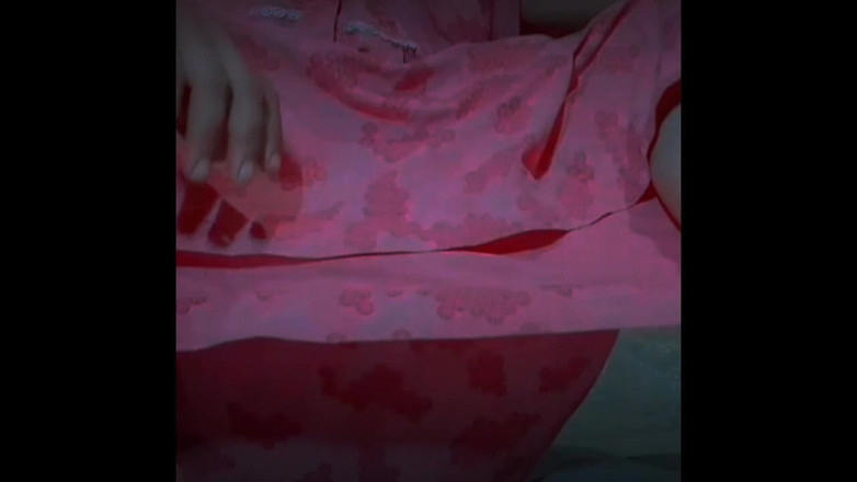 TricolorMusic3: La bella cognata sta calmando il suo eccitamento accarezzandole la...