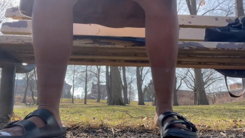 Super sexy ebony cuties: Публичная мастурбация на скамейке в парке