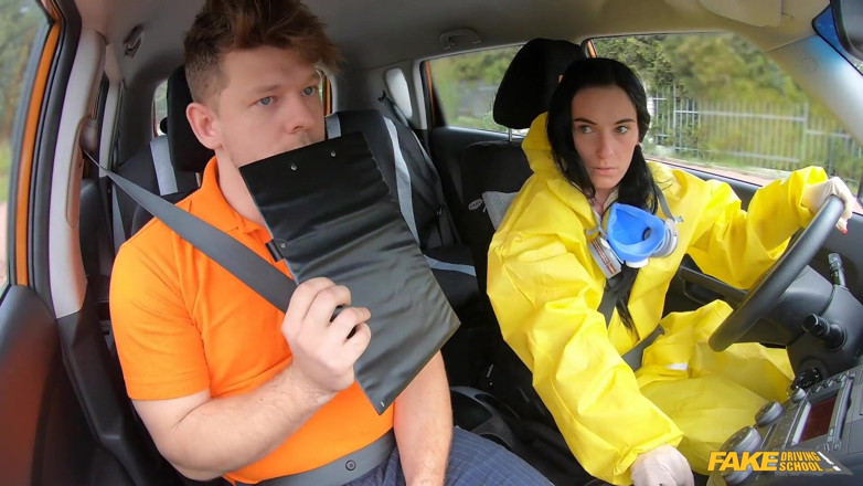 Fake Driving School: Cởi bỏ bộ đồ hazmat của tôi và đụ tôi