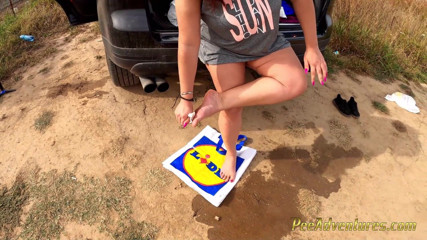 Pee Adventures: Une grosse fait pipi au volant de la voiture