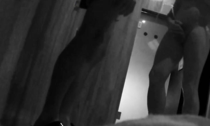 AmateurBoysPissing: Nieśmiały pasierb zostaje wkurzony przez ojczym w siłowni Publiczne prysznice