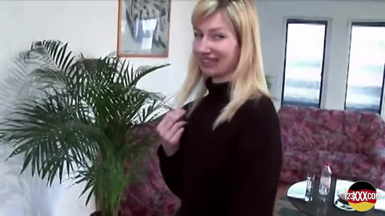 123XXX - 100% Amateurs: Sen izlerken sandalyede mastürbasyona bayılıyor