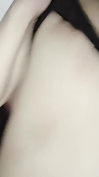 Demoliendo sus hermosas tetas, con tijeras y más