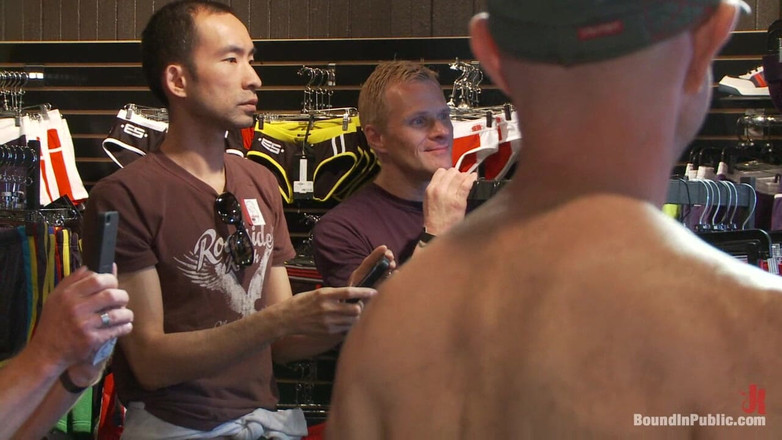 Bound in public: コーディ・アレン、公の場に向かう