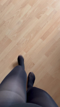 POV:黒いタイツで歩く