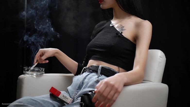 Russian Smokers: Awek pancut mani merokok dua batang merah