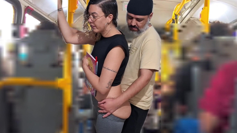 Gabi SweetCouplesStories: Pelajar nakal dicrot sperma di dalam bus