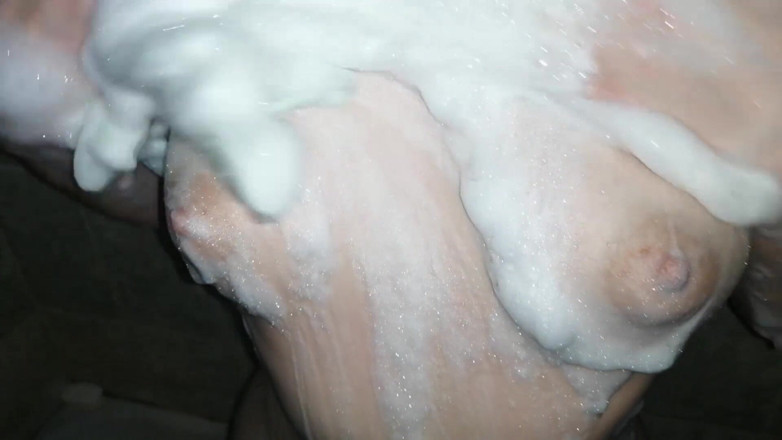 Kinodiva: Vecina da masaje con tetas en la ducha, real casero