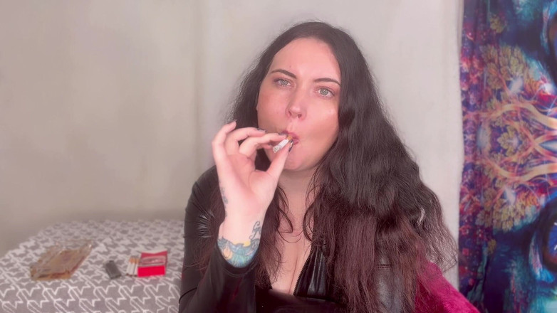 MissFFW: Miss Ffw disfrutando de unos cigarrillos en su catsuit