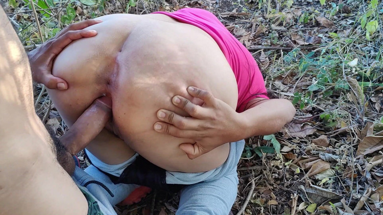 Marys: Fröken som sprutar knullar min väns styvmamma i en utomhusskog