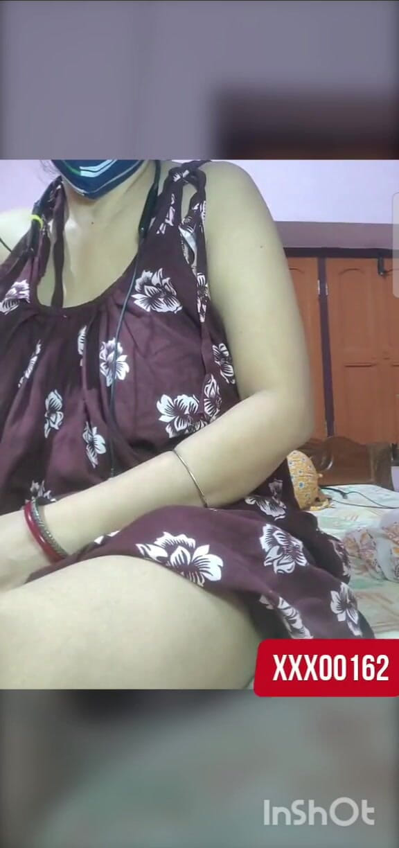 xxx00162: Desi bhabhi zeigt ihre muschi beim lügen auf dem bett