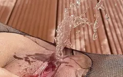 Pisse auf dem balkon im sonnenschein