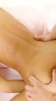 Un jeune garçon baise sa demi-sœur sexy dans le cul et se fait éjaculer dessus
