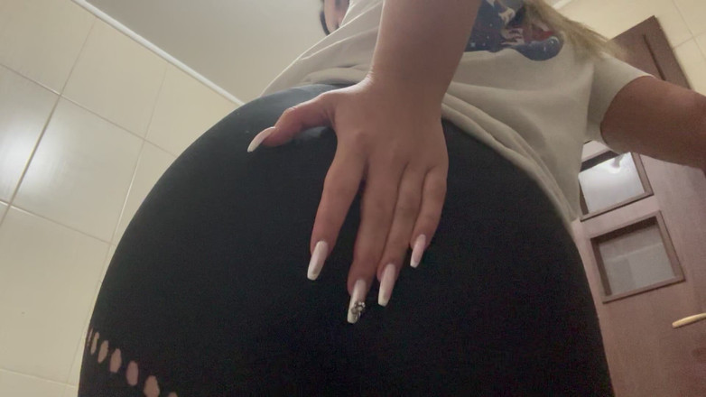 NipsAndStrips: di legging yang sangat ketat