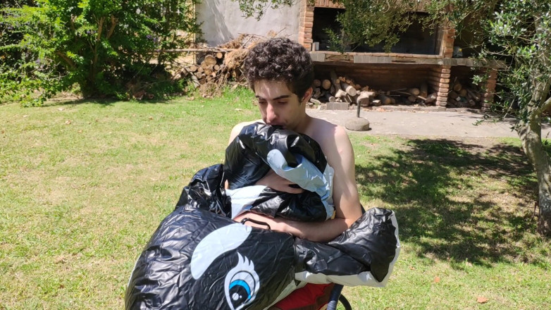 Floatie Boy: सुंदर आदमी बाहर पूल के पास अपनी inflatable व्हेल फुलाता है