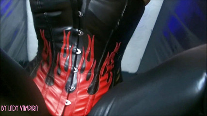 Domina Lady Vampira - SM Studio Femdom Empire: Dominatrix Lady Vampira v laqueru a kůži - Přísná bootleg dominantní