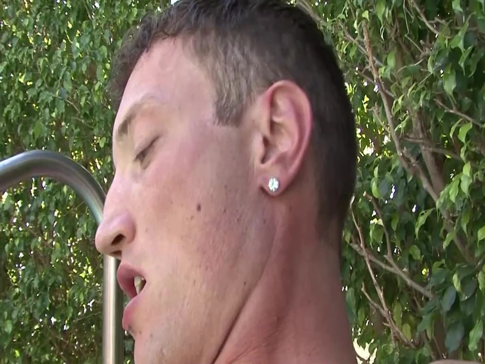 SEXUAL SIN GAY: Cestovní prázdninová scéna - 1_gay kamarádi si navzájem kouří ptáky v bazénu