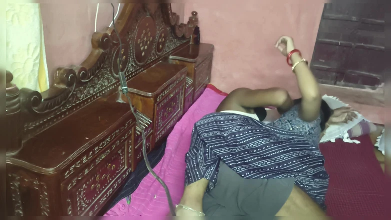 Nehatop123: Țâțele sexy ale indiencei bhabhi în costum Salwar au fost supte și...