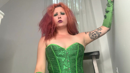 Deanna deadly: Poison Ivy chytí POV Robina škádlí a končí ho polibky