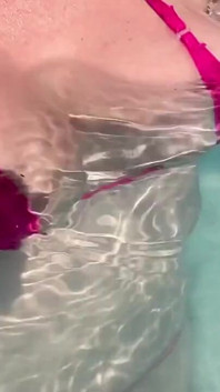 Artemisia houdt van sexy en geil onderwater toont haar grote tieten in een super micro bikini en je kunt haar Aureolas zien...