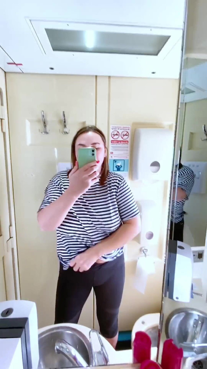 Ms Pee Piss: Călătorie în tren, am mers la o toaletă publică să-i piș...