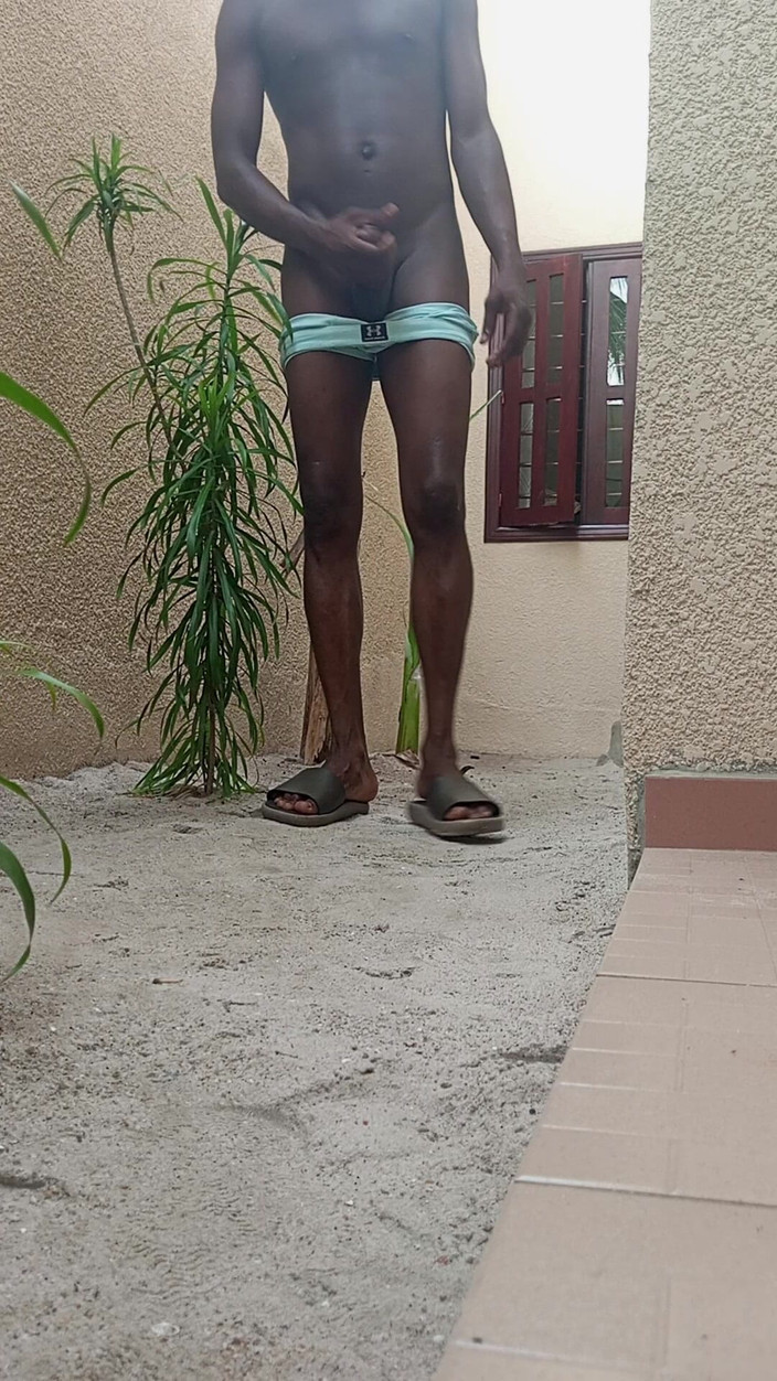 Dickass3x: Walenie się na podwórku