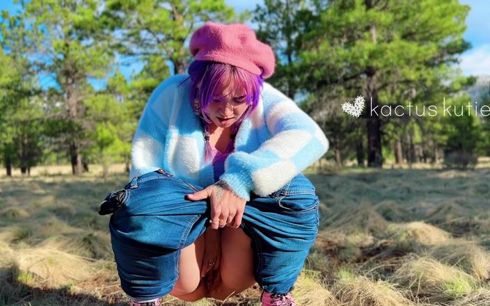 Kactus kutie: Kutie colorate fa pipì all'aperto