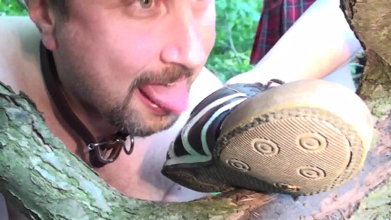 Foot Girls: Otrok olizuje čisté špinavé boty