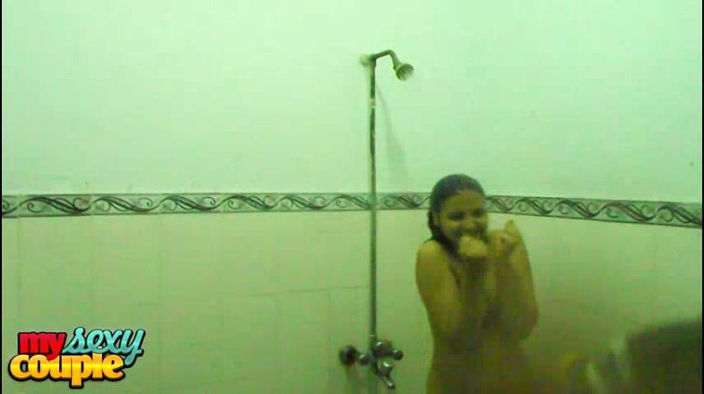 Desi Couple Sunny & Sonia: Desi manželka se po sexu sprchuje