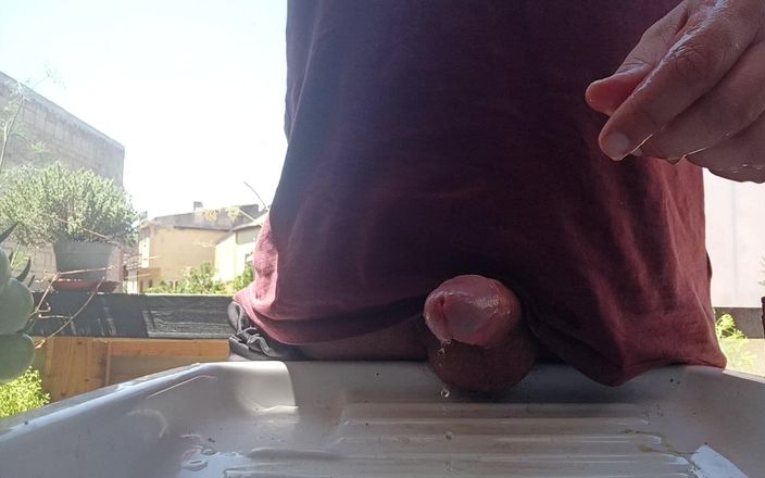 Kinky Guy: Летний писсинг на улице