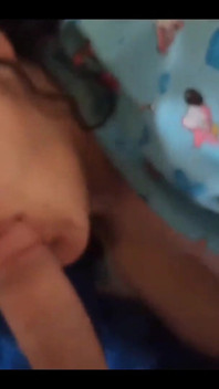 继母熟女早上被她继子的鸡巴叫醒，想要她吮吸鸡巴