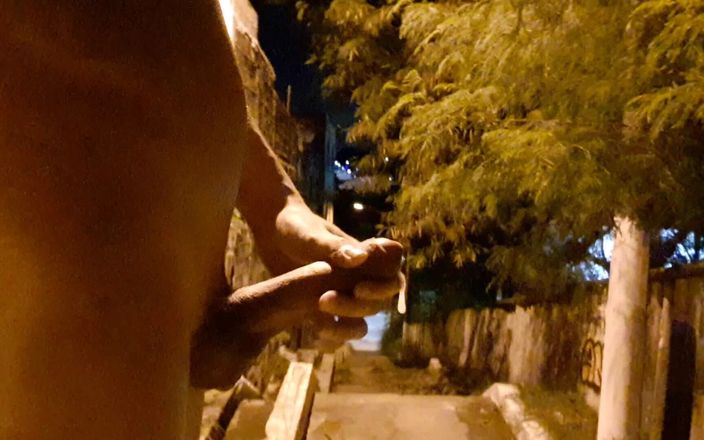 Lekexib: Paja desnuda en las escaleras de la calle