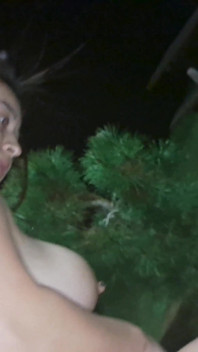 Femeie latino excitată cu curul mare se fute în parcul în aer liber