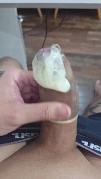 Kontol super keras dan besar di dalam kondom - permainan kondom