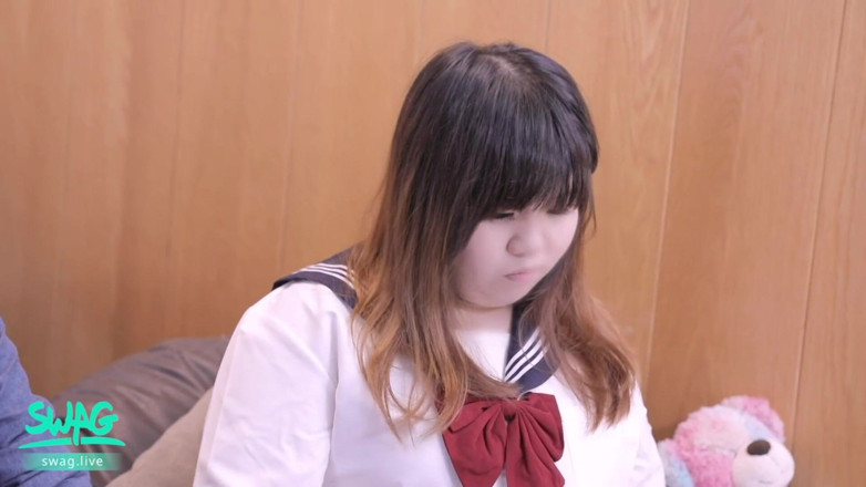 SWAG.live: Une bombasse uniforme prend tout dans sa bouche.
