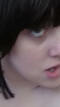 Une amatrice pulpeuse avec des bangs - masturbation en selfie sur le canapé