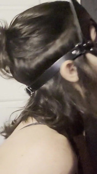Tesuda puta chupando pau e tomando um facial no Gloryhole