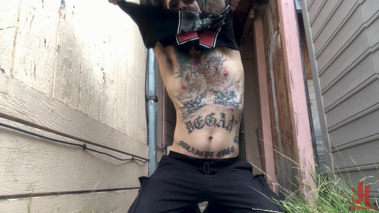 Kinky Bites Gay: Provocând un Ruckus!