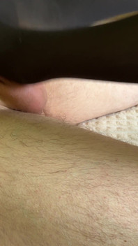 Punheta com os pés em meias de nylon e punheta de bela amante terminou com gozada nas mãos da menina